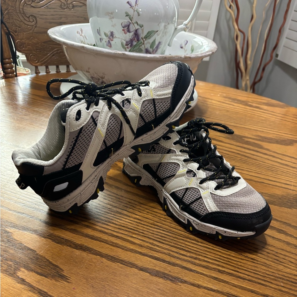 Stylish FILA Black and Gray Sneakers
Women’s 7.5
Perfect condition!!